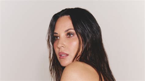 Olivia Munn proudly shows breast cancer scar in topless photo。